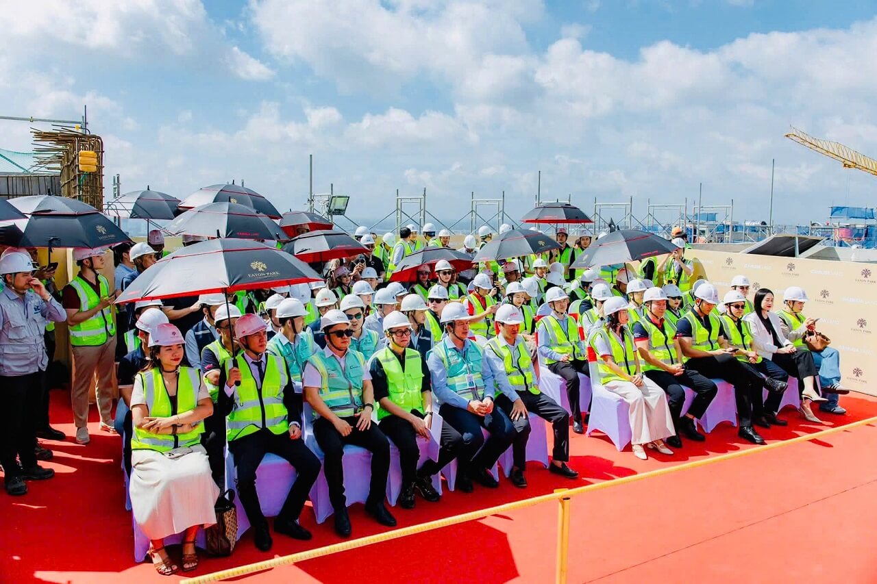 hình lễ cất nóc đảm bảo tiến độ bàn giao Eaton Park